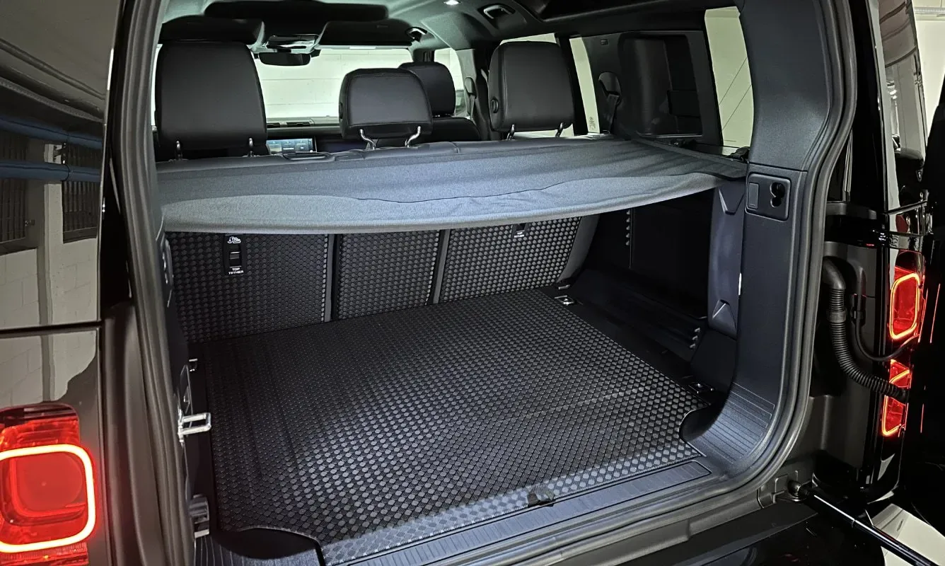 Land Rover Defender 110 X-Dynamic SE — 21