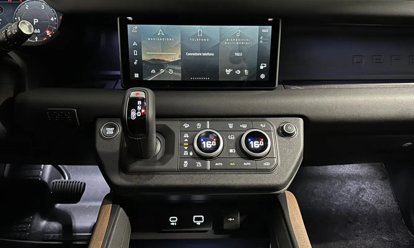 Land Rover Defender 110 X-Dynamic SE — 14