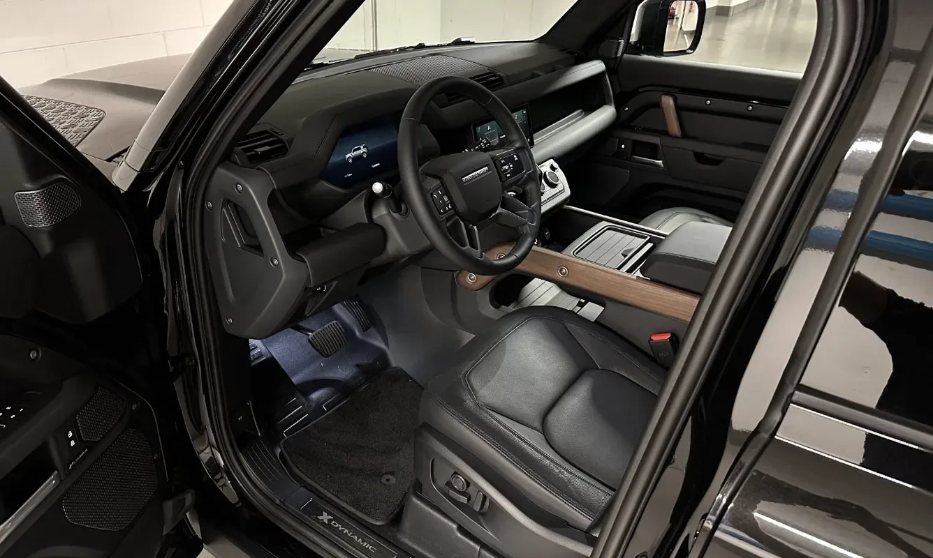 Land Rover Defender 110 X-Dynamic SE — 11