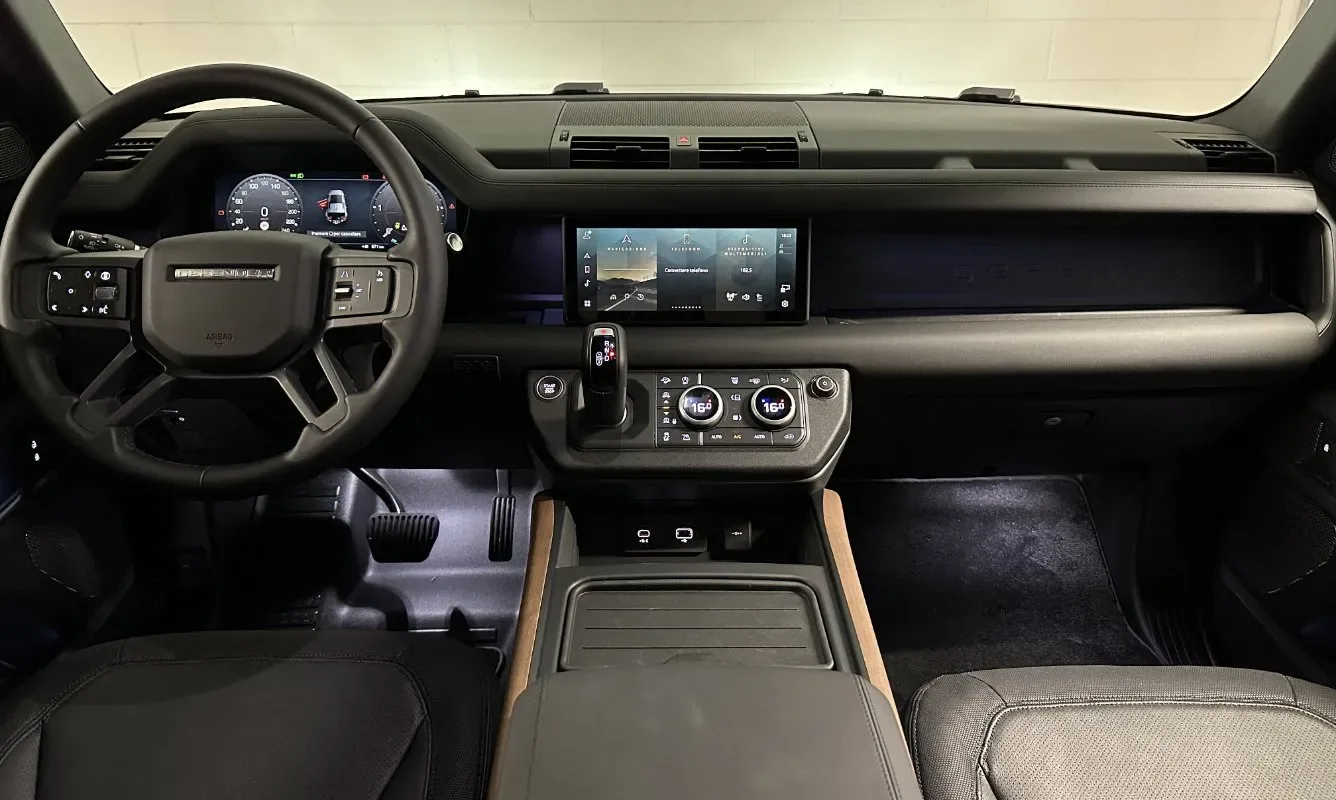 Land Rover Defender 110 X-Dynamic SE — 12