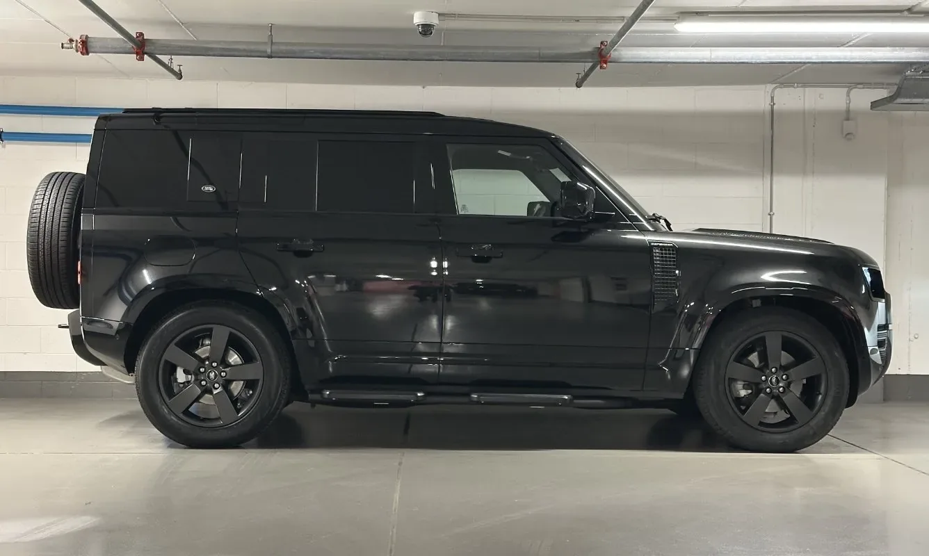 Land Rover Defender 110 X-Dynamic SE — 4