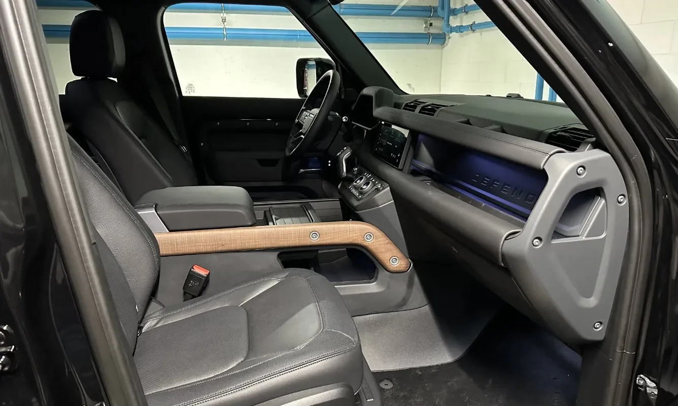 Land Rover Defender 110 X-Dynamic SE — 19