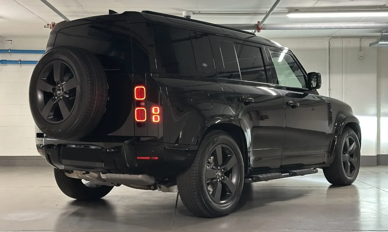 Land Rover Defender 110 X-Dynamic SE — 6