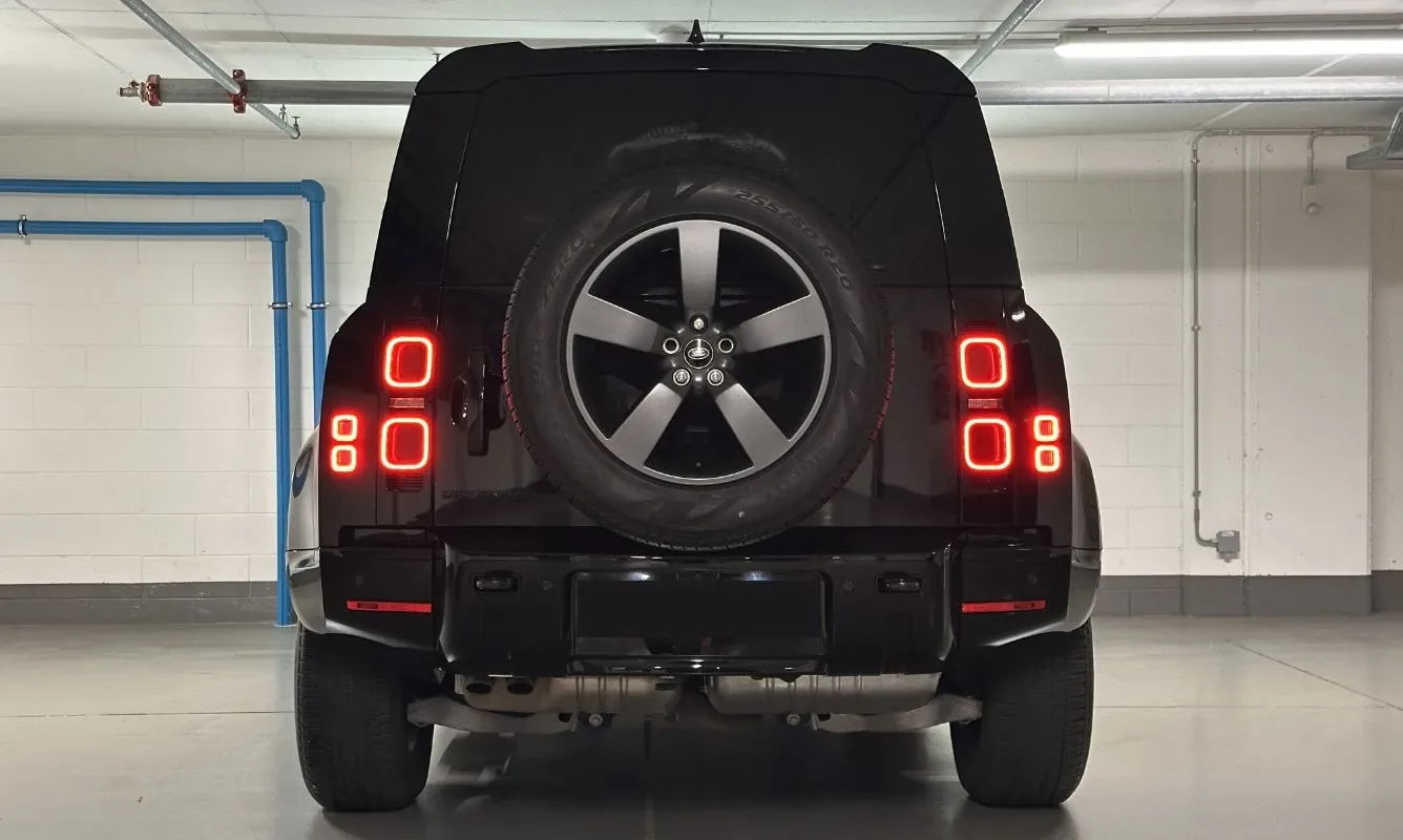 Land Rover Defender 110 X-Dynamic SE — 7