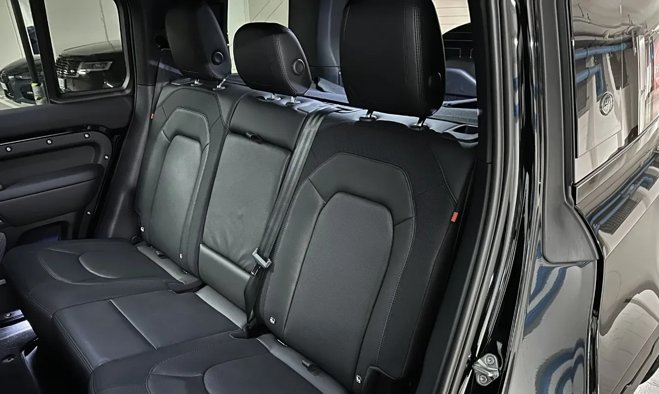Land Rover Defender 110 X-Dynamic SE — 16