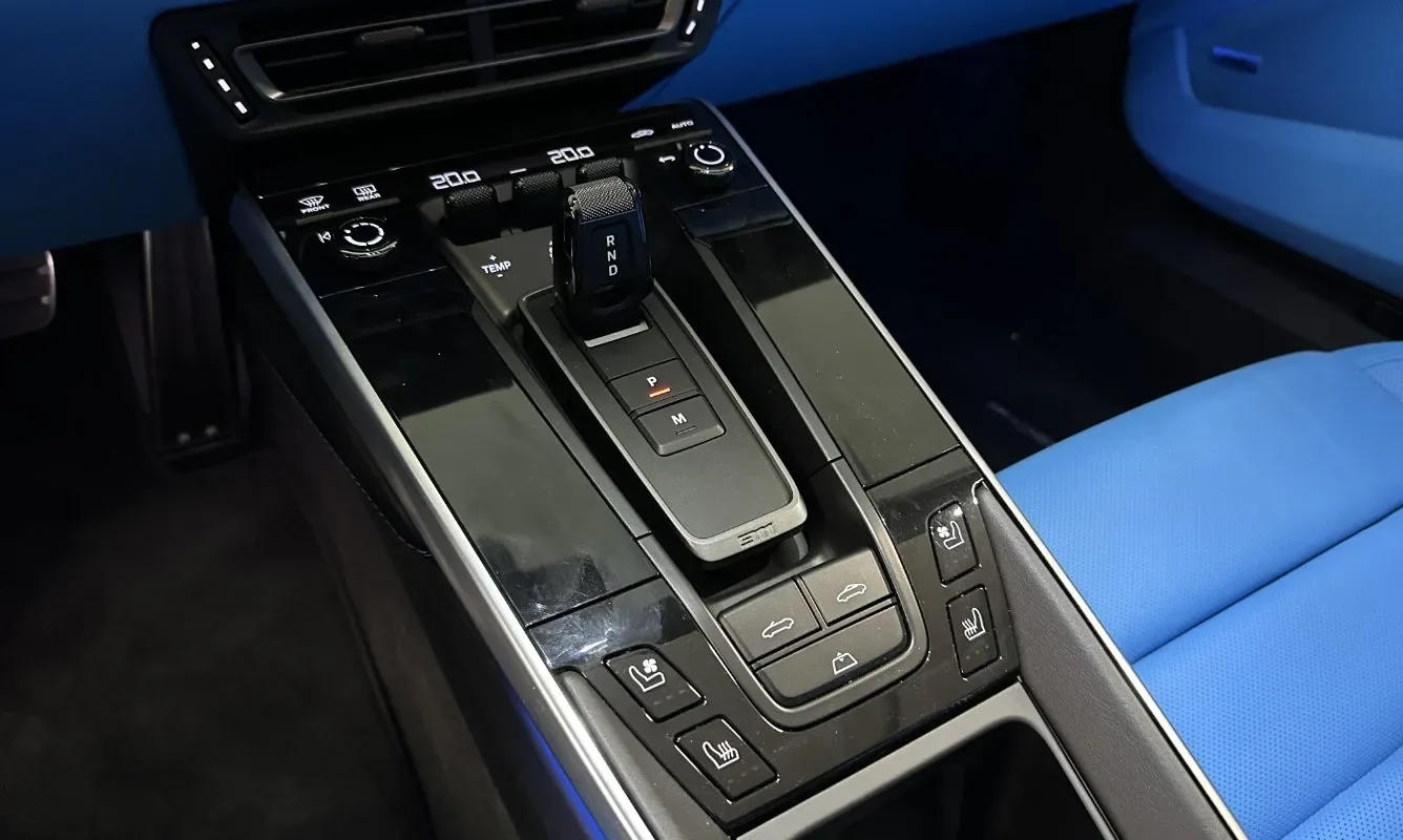 Porsche 911 Carrera 4 GTS Cabriolet — 16